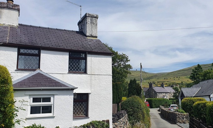 Bangor Cottage | Cheerful 2 Bed Cottage - Eryri (Snowdonia)