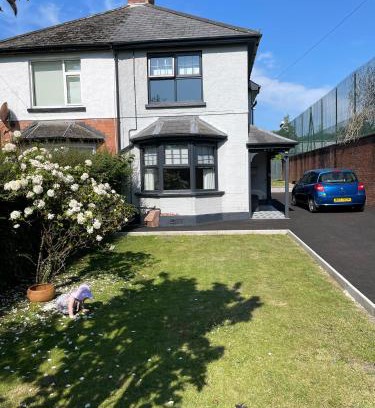 Whiteabbey House | Cheerful 2 bed house on Causeway Coastal Route with parking