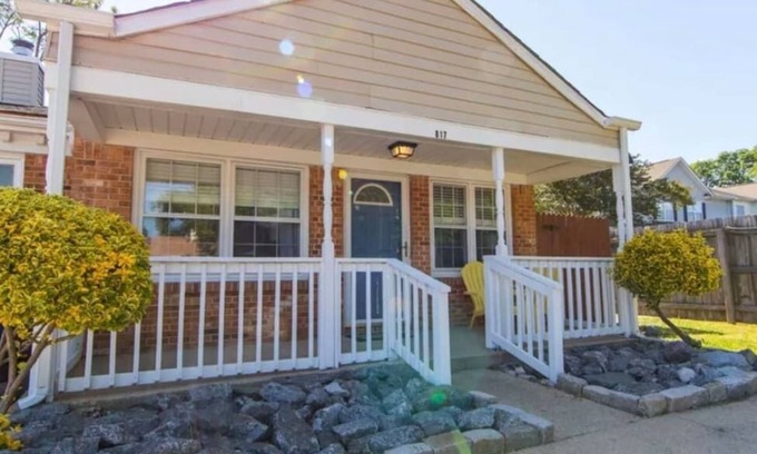 Northwest House | Cheerful 2 Bedroom Home near Virginia Wesleyan