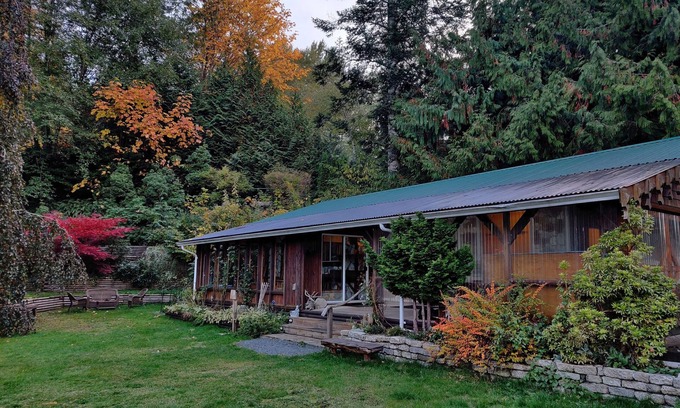 Black Creek House | Cheerful 2-bedroom bungalow with a view to a magical fairytale house