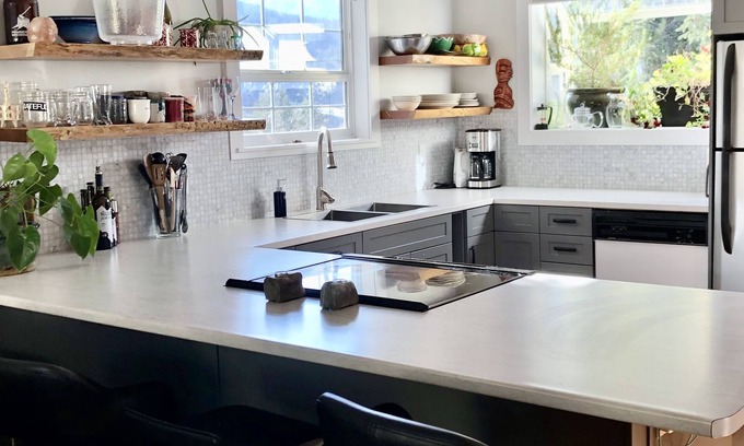 Crescent Valley House | Cheerful 2 bedroom, large bright kitchen with cuddly kitties!