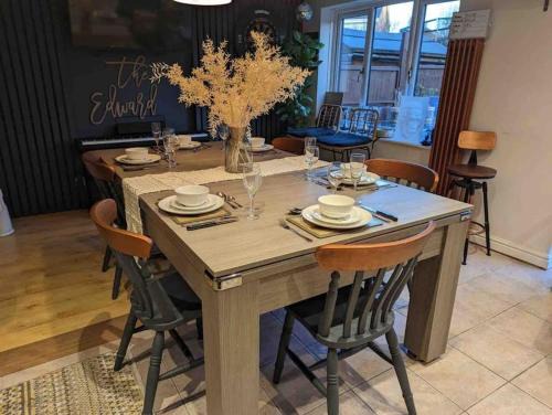Wilford House | Cheerful 3-bed detached home