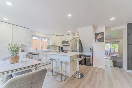 Niagara Falls House | Cheerful 3 Bedroom House (4 Min Drive to Casino)