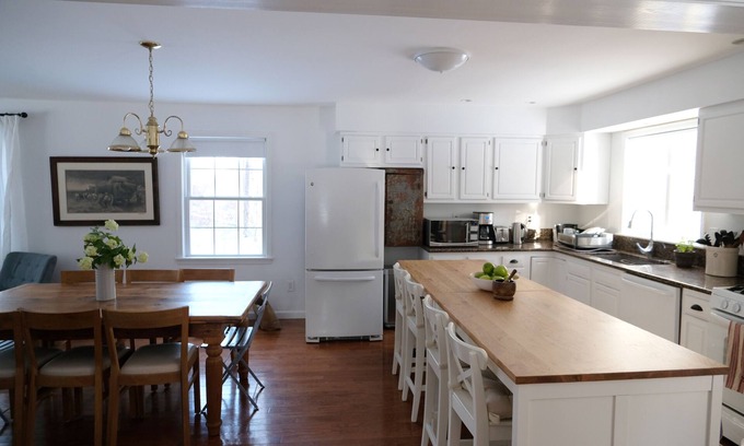 Sheffield House | Cheerful 3-bedroom cottage with woodstove