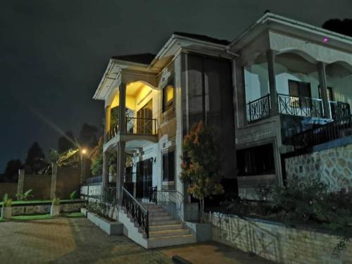 Kampala House | Cheerful 3 Bedroom house with ample parking space.