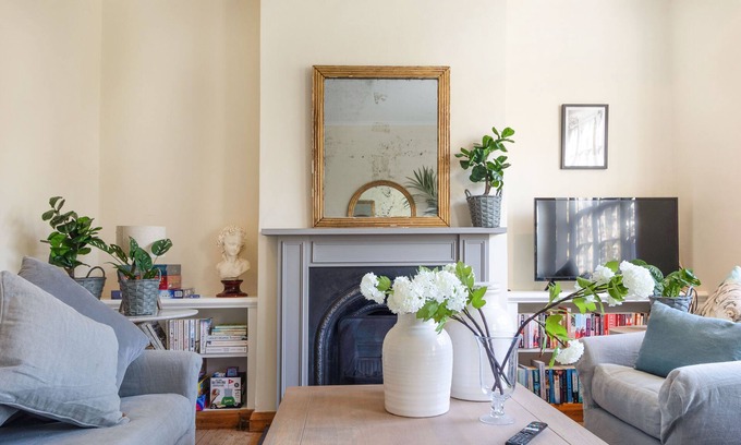 Garden Suburb House | Cheerful 3 bedroom luxury house with garden
