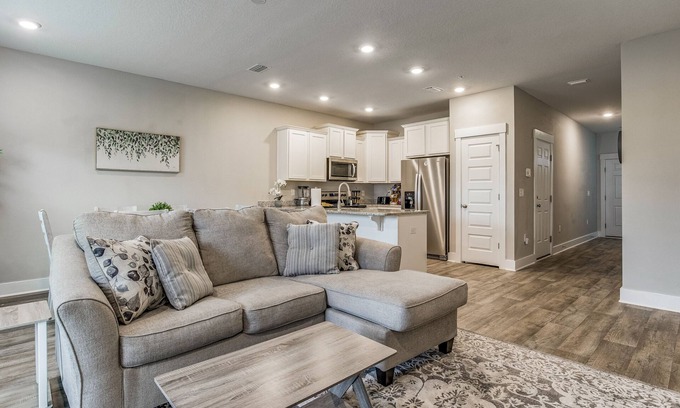 Pine Forest House | Cheerful 3-bedroom Townhouse - Centrally Located