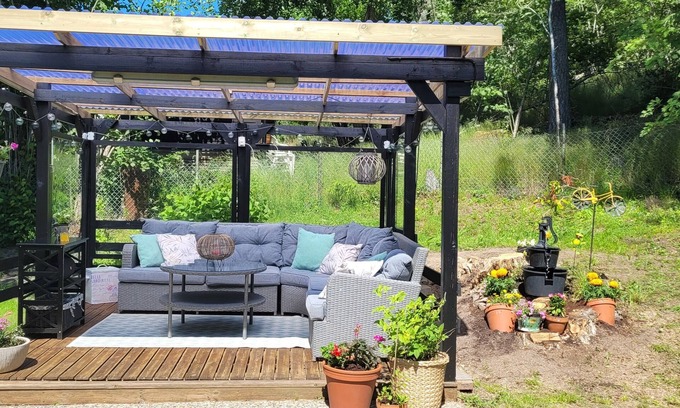 Tumba House | Cheerful 4-bedroom villa with a big cozy garden