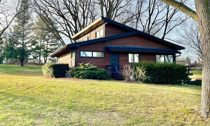 Quad Cities House | Cheerful 4 Bedroom home with a huge back yard