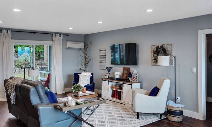 West Salem House | Cheerful 4bed, 2bath deck w/city views PetFriendly!