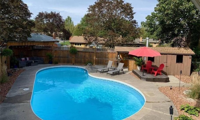 London Villa | Cheerful 5-bedroom bungalow with pool