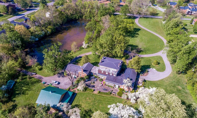 Buechel House | Cheerful 8-Bedroom, 6-Bath Historic Mansion in Derby City – Ideal Vacation Home!