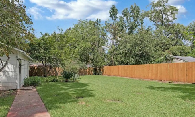 Broadmoor House | Cheerful and chic- newly renovated home 4br/3b