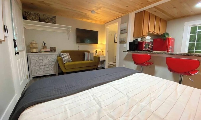 Edgecomb Cottage | Cheerful Cottage Close to Everything 12