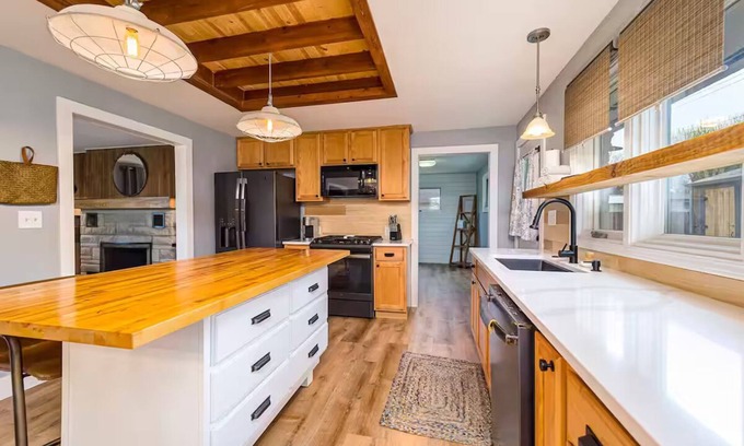 Greenwood House | Cheerful & cozy farmhouse 2 bedroom home