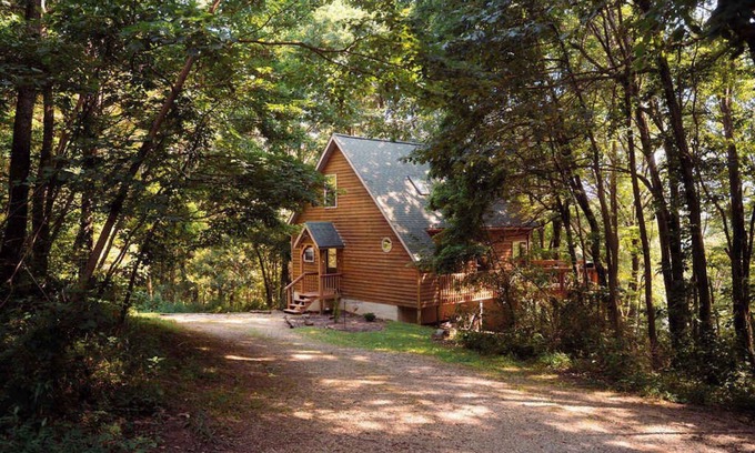 Rockbridge Cabin | Cheerful Two Bdrm Cabin with Hot Tub & Pet Friendly