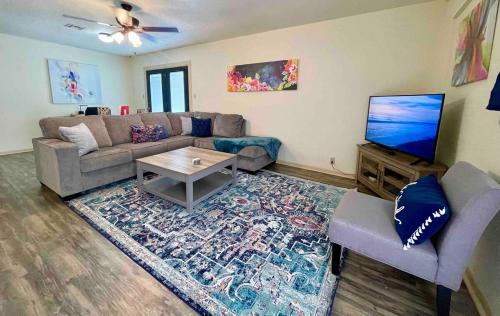 Port Neches House | Cheerful Watercolors in 2BR Cottage