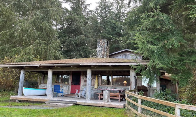 Lopez Island House | Cheerful woodsy cabin w gas fireplace, sleeps 6.