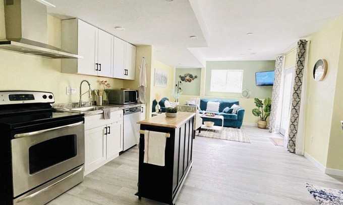 Seven Hills House | Cheerfull 2 bedroom Basement Apartment