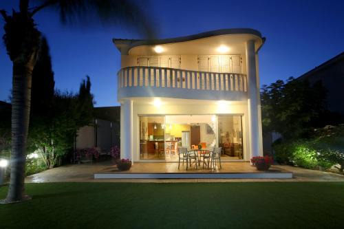 Pervolia Villa | Chelidonia Larnaca Seafront Villa