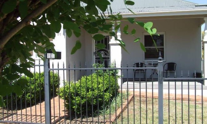 East Tamworth House | Chelmsford Cottage in East, pet friendly wifi sleeps 8