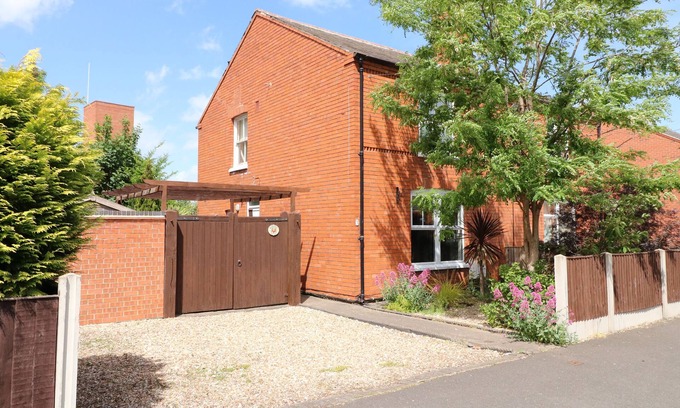 Newark House | CHERRY LODGE, pet friendly, with a garden in Newark-On-Trent