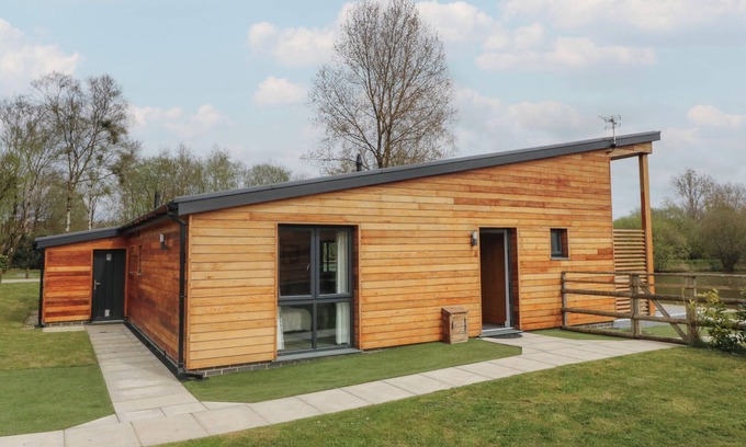 Winkleigh Cottage | CHERRY, pet friendly, luxury holiday cottage, with hot tub in Dolton
