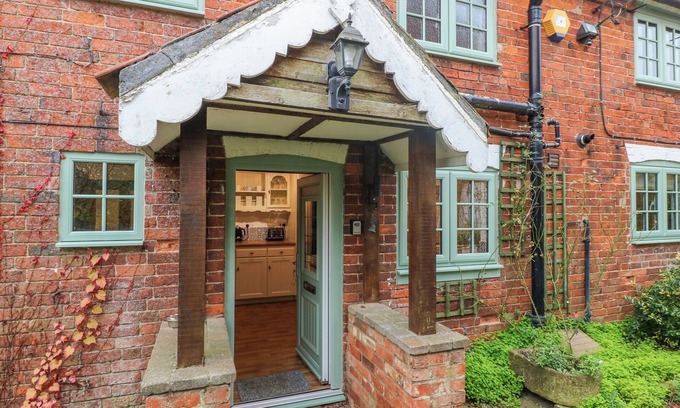 Barkestone Le Vale House | CHERRY TREE COTTAGE, pet friendly, with open fire in Stathern