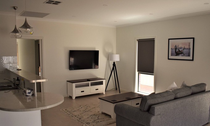Mildura House | Cherry Villa 2: Luxurious 3BR Inner City Townhouse in Mildura. Free WIFI.