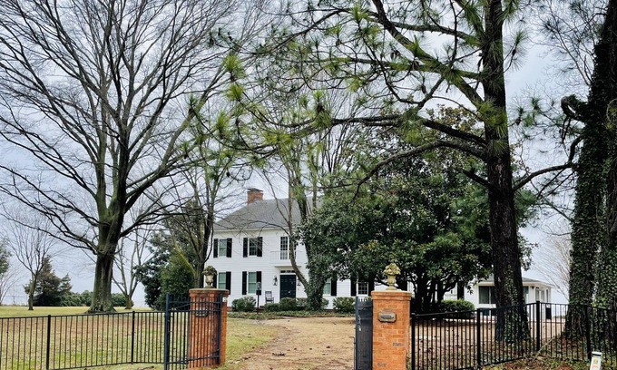 Wicomico Church House | Chesapeake Bay-front Estate minutes to Irvington, Kilmarnock and Whitestone