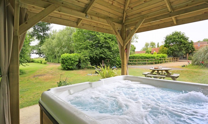Bungay House | Chestnut Tree Barns - Seven Bedroom House, Sleeps 14