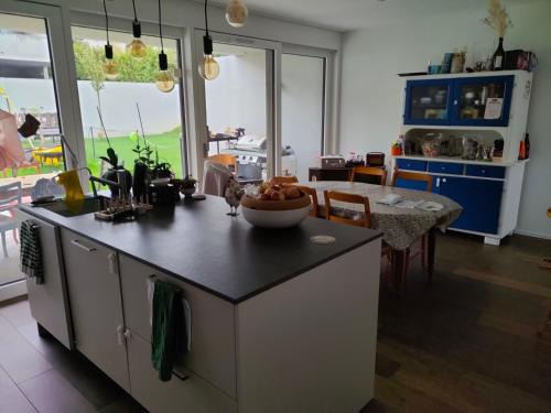 Courtepin House | Chez Elsa et Agou - chambre avec bureau chez l'habitant