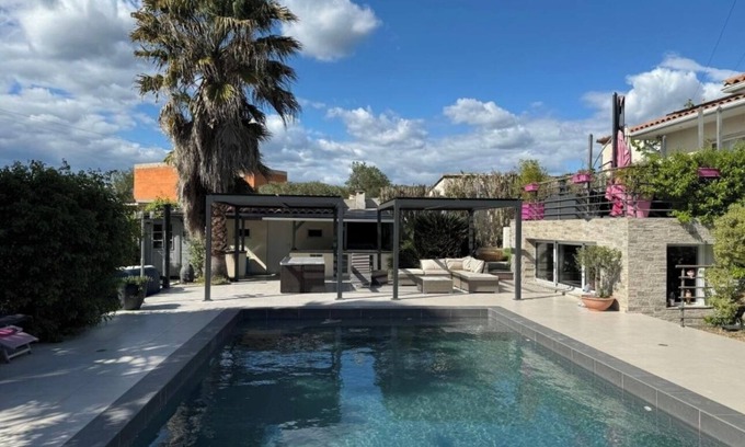 Montbazin Apartment | Chez Isa - apartment with pool and jacuzzi