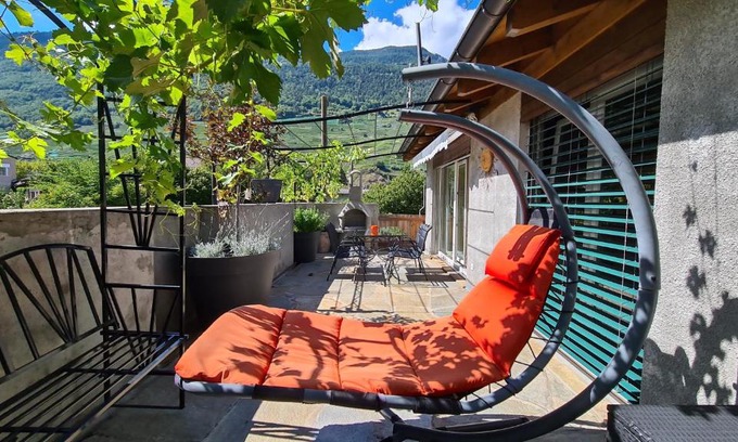 Martigny Apartment | Chez Pewee, beau duplex en ville, parc privé