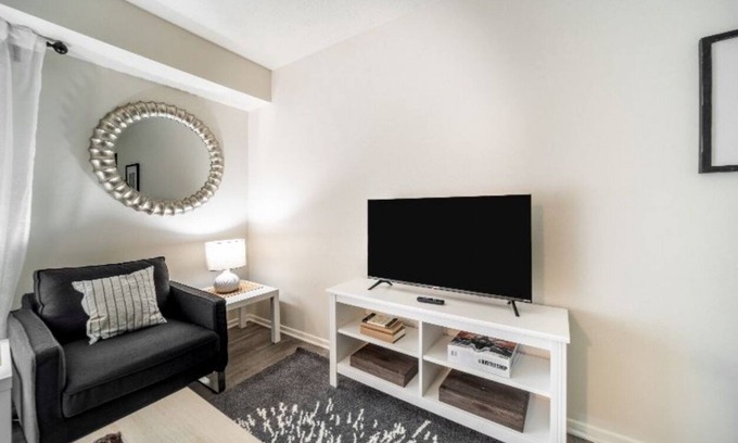 Mentor Apartment | Chic 1 Bd Perfect for Travel Professionals!