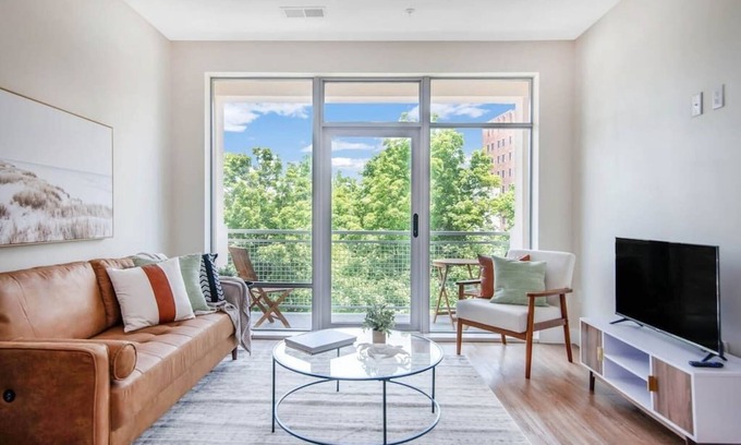 Downtown Apartment | Chic 1 bed Apt + Rooftop & Gym - Downtown Stamford