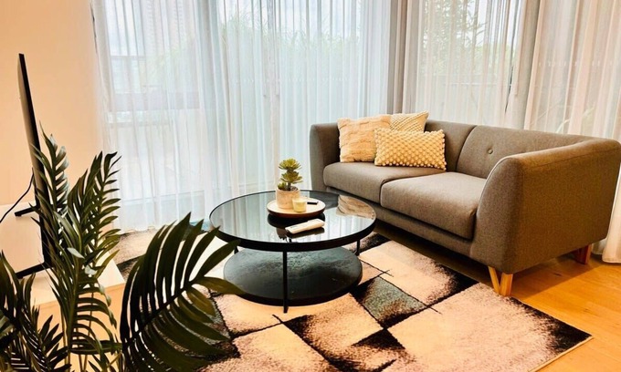 Box Hill Apartment | Chic 1BR Apt Urban Retreat Pool/Parking/Gym