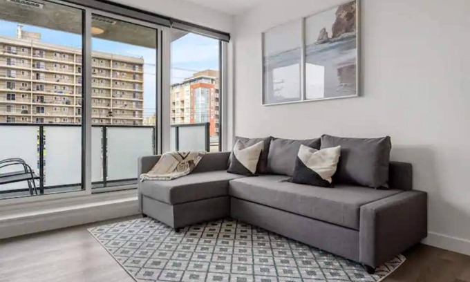 Sunnyside Apartment | Chic 1BR Kensington unit W/Free UG Parking