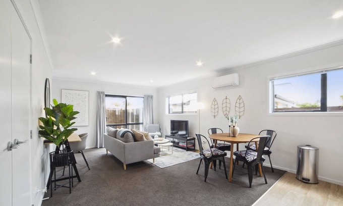 Frankton House | Chic 2-Bed Townhouse by Lake, Parks & Shops