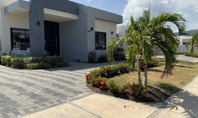 Priory House | Chic 2-Bedroom Luxury Home with Modern Amenities, Private Bath & Full Kitchen