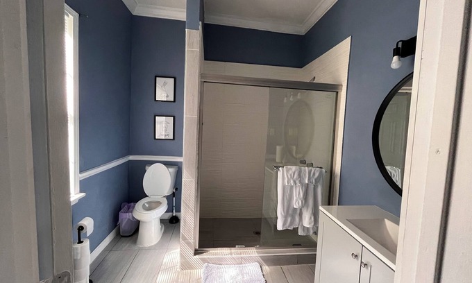 Uptown House | Chic 2 bedroom, 2 bathroom Stay + Wi-Fi – Great for Families or Business Trips