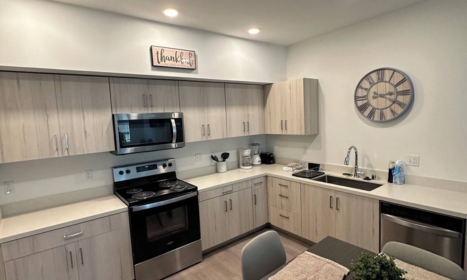 Brentwood Apartment | Chic 2-bedroom apartment with WiFi, AC in welcoming Brentwood