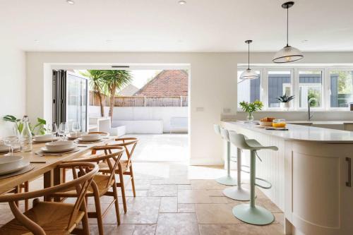 Bosham House | Chic 4-Bed Coastal Retreat in Heart of Bosham