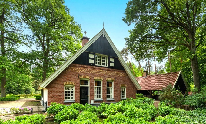 Deurningen House | Chic and classic country house with 4 bathrooms