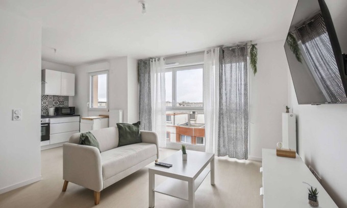 Cergy Apartment | Chic and spacious apart with parking