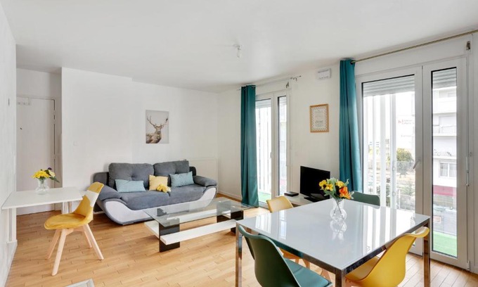 Universite Apartment | Chic apart with parking near Paris