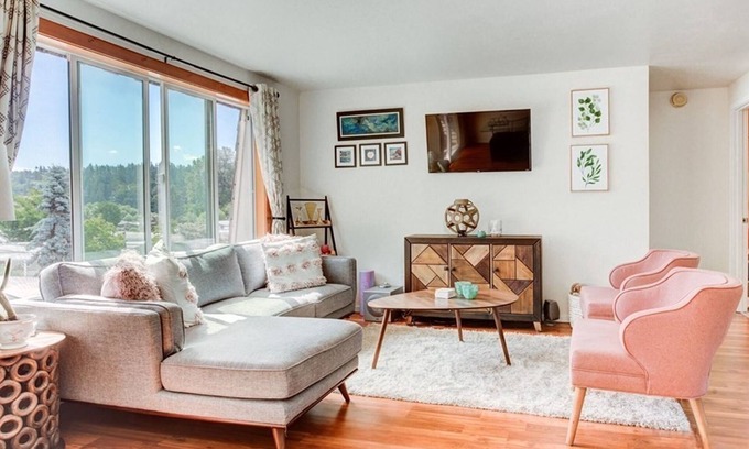 Kenmore Apartment | Chic apartment in fabulous Kenmore with fitness room, WiFi, AC