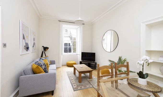 Stockbridge Apartment | Chic Apartment near Stockbridge Market