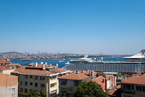 Kabatas Apartment | Chic Apartment with Bosphorus View
