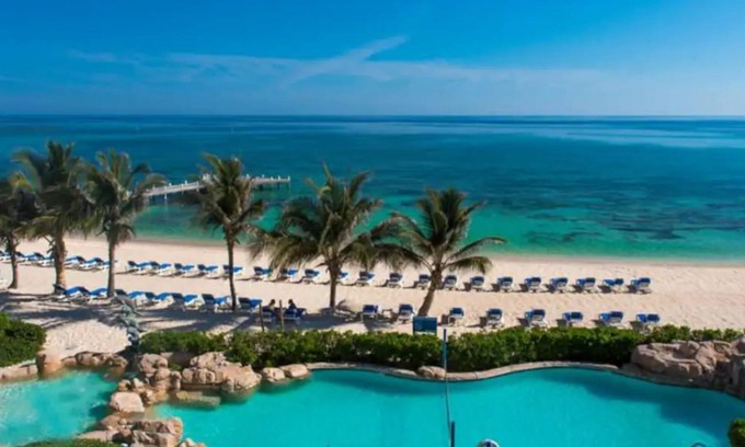 Colliers Bay Apartment | Chic beach front studio with fitness room, WiFi, king size bed and scenic patio